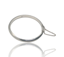 Load image into Gallery viewer, Sterling Silver Newborn Plain Bangle with safety chain and hinge opening
